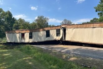 Driver with no CDL charged after getting manufactured house stuck on Mississippi roadway