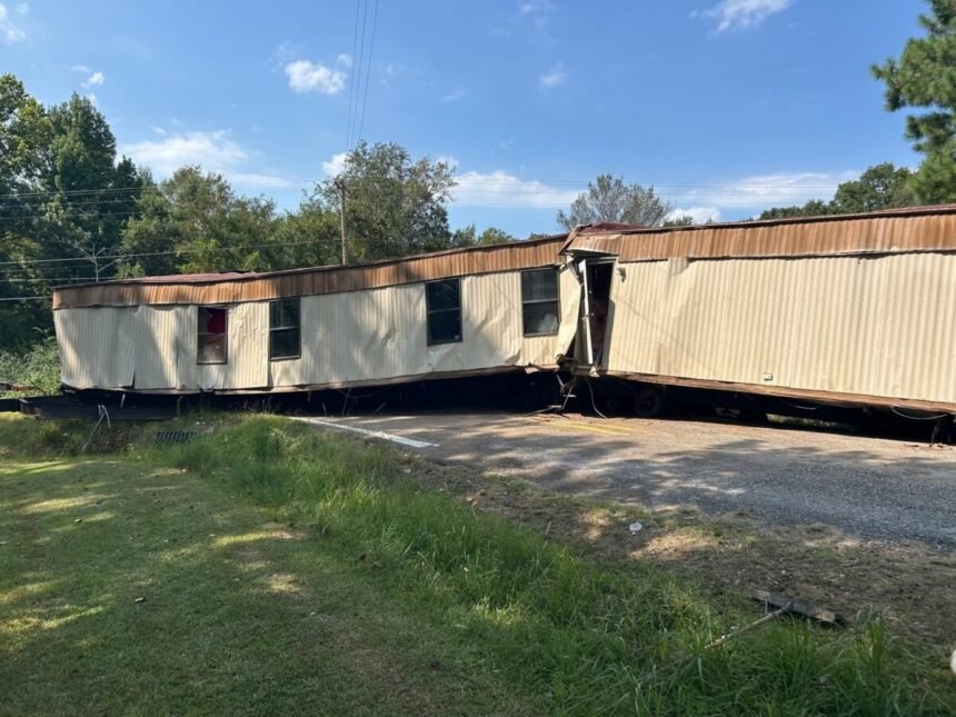 Driver with no CDL charged after getting manufactured house stuck on Mississippi roadway