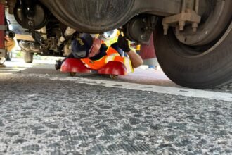 FMCSA boss 'gets his hands dirty' performing commercial vehicle inspection in Puerto Rico